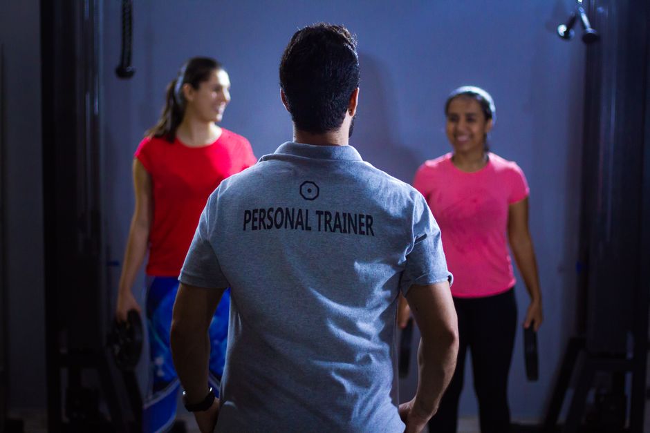 professional-fitness-training-your-ultimate-guide-to-group-classes-and-personal-coaching-image Professional fitness training session in a modern gym